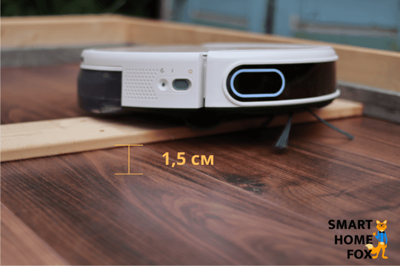 Yeedi Mop Saug-Wisch-Roboter überfährt ein Hindernis